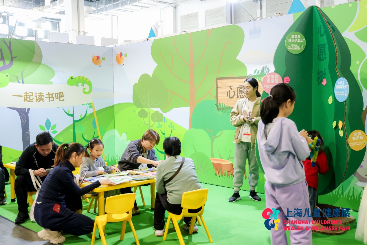 图片包含 人, 室内, 小孩, 卧室
AI 生成的内容可能不正确。