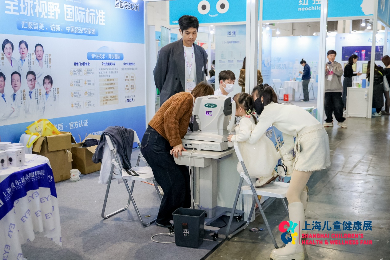 图片包含 室内, 行李, 飞机场, 女人
AI 生成的内容可能不正确。