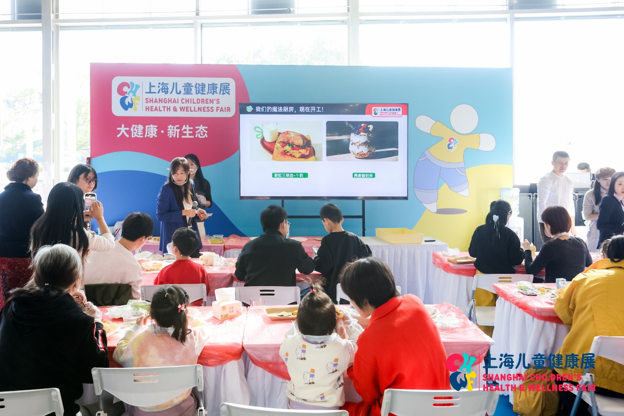 一群人在餐厅里
AI 生成的内容可能不正确。